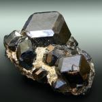 Меланит - черная разновидность драгоценного камня граната.